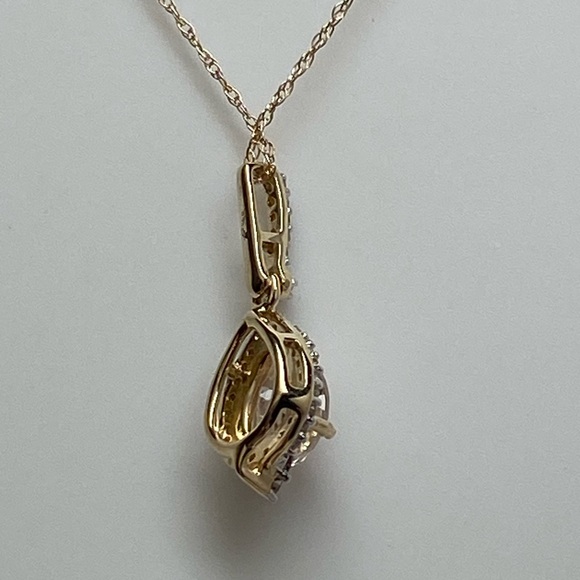 10K Yellow Gold Pear Shape Morganite and 0.11ct twt. Diamond Pendant with Chain - Picture 2 of 9